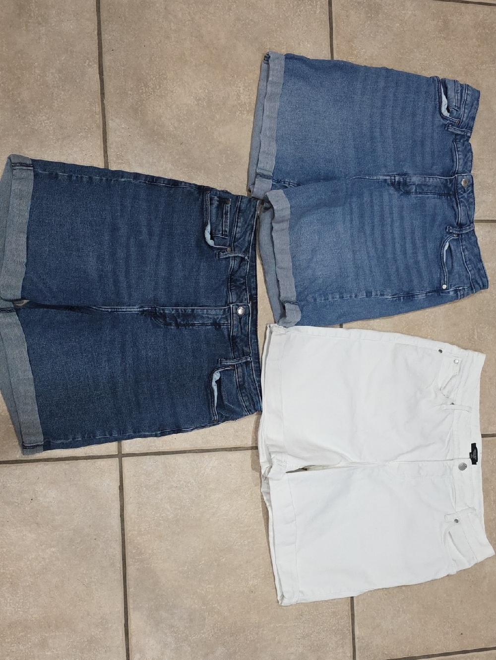 Three Pairs of Simply Vera Women's Denim & White Shorts Size 16